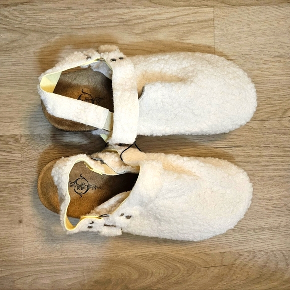 Soul Mates Shoes - NWT Soul Mates Faux Sheepskin Slipper w adjustable Velcro back. CREAM Size 8
